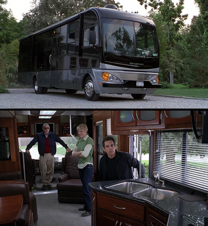 Автобус из фильма Знакомство с факерами фирмы Fleetwood Discovery